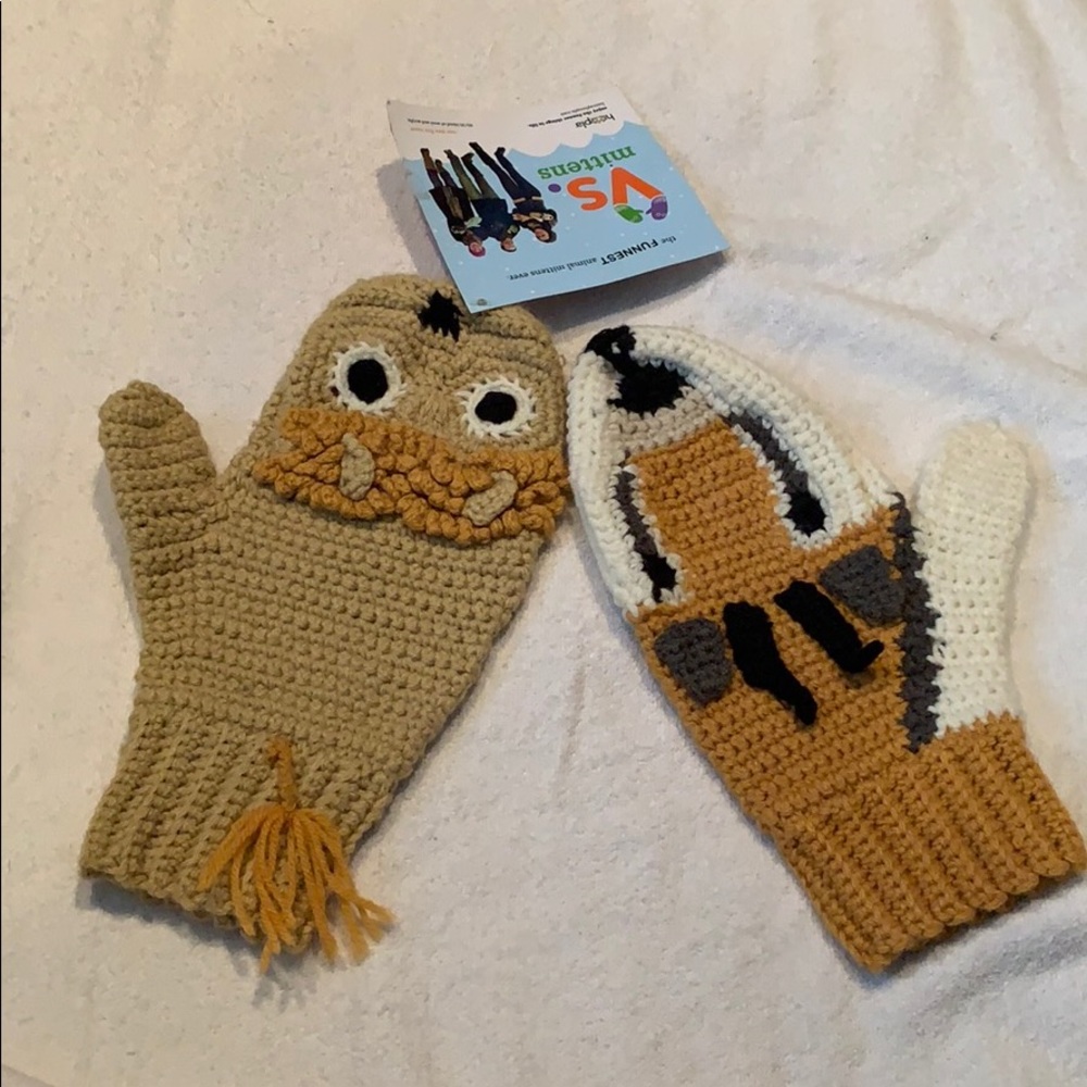 NWT Lion vs Gazelle Mittens Adult Sz OSFM Z01
